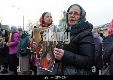 Gläubige der ukrainisch-orthodoxen Kirche, die der Aufrechterhaltung von Verbindungen zu Moskau beschuldigt wird, knien während der Gebete vor dem historischen Kloster Kiew-Pechersk Lavra, um den Eintritt der kommission des Kulturministeriums zu verhindern, die mit der Übertragung der Lavra an den Staat und der Räumung ihrer Mönche beginnen sollte. Kredit: SOPA Images Limited/Alamy Live News Stockfoto