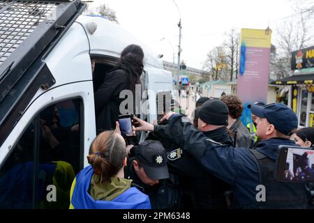 Die Polizei hält Aktivisten fest, die für die Räumung der Mönche der ukrainisch-orthodoxen Kirche des Moskauer Patriarchats aus dem Kiew-Pechersk-Lavra eintreten. Kredit: SOPA Images Limited/Alamy Live News Stockfoto