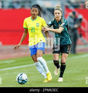 Nürnberg, Deutschland. 11. April 2023. firo : 04/11/2023, Fußball, Freundschaftsspiel DFB Frauenlandspiel Nationalmannschaft Deutschland - Brasilien Kerolin (Brasilien) in Duellen mit Svenja Huth (Deutschland) Guthaben: dpa/Alamy Live News Stockfoto