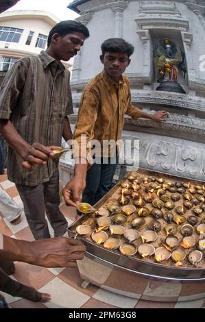 Anhänger, die Kerzen anzünden und die Deepavali-Zeremonie, den Sri Veeramakaliamman-Tempel, Little India, Singapur Stockfoto