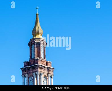 NEW ORLEANS, LA, USA - 5. Februar 2023: Goldener Turm der historischen St. Johannes der katholische Baptistenkirche im Stadtviertel Central City Stockfoto