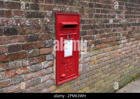 An der Wand montierter Briefkasten von British Royal Mail aus der Herrschaft von George VI. In College Street, Winchester, England Stockfoto