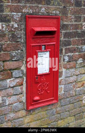An der Wand montierter Briefkasten von British Royal Mail aus der Herrschaft von George VI. In College Street, Winchester, England Stockfoto