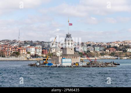 9. April 2023: Die Piers rund um den Jungfernturm, der eines der Symbole von Istanbul ist und dessen Restaurierungsarbeiten bereits seit einiger Zeit laufen, wurden entfernt, Istanbul, Türkei, am 9. April 2023. Der Jungfrauenturm ist ein Turm auf einer kleinen Insel am südlichen Eingang der Bosporus-Straße, 200m km von der Küste von Uskudar in Istanbul entfernt. (Kreditbild: © Tolga Ildun/ZUMA Press Wire) NUR REDAKTIONELLE VERWENDUNG! Nicht für den kommerziellen GEBRAUCH! Stockfoto