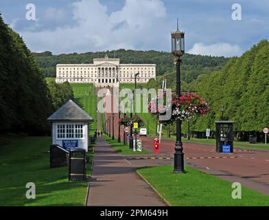 Gebäude und Anwesen der Northern Ireland Assembly, Stormont Estate, am Ende der baumgesäumten Avenue, Belfast, County Down, Nordirland,BT4 3LP Stockfoto