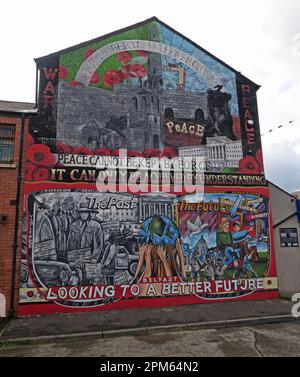 Community mural - Frieden kann nicht mit Gewalt erhalten werden, er kann nur durch Verständigung erreicht werden - Belfast blickt auf eine bessere Zukunft Stockfoto