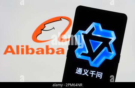 Tongyi Qianwen Logo auf dem Smartphone-Bildschirm. Tongyi Qianwen AI ist ein ChatGPT-ähnliches Modell, das von Alibaba eingeführt wurde. Stafford, Großbritannien, 11. April 2023 Stockfoto