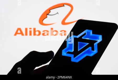 Tongyi Qianwen Logo auf dem Smartphone-Bildschirm. Tongyi Qianwen AI ist ein ChatGPT-ähnliches Modell, das von Alibaba eingeführt wurde. Stafford, Großbritannien, 11. April 2023 Stockfoto