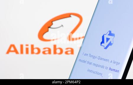 Tongyi Qianwen Logo auf dem Smartphone-Bildschirm. Tongyi Qianwen AI ist ein ChatGPT-ähnliches Modell, das von Alibaba eingeführt wurde. Stafford, Großbritannien, 11. April 2023 Stockfoto