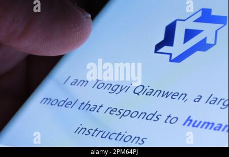 Tongyi Qianwen Logo auf dem Smartphone-Bildschirm. Tongyi Qianwen AI ist ein ChatGPT-ähnliches Modell, das von Alibaba eingeführt wurde. Stafford, Großbritannien, 11. April 2023 Stockfoto