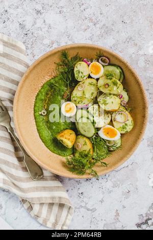 Ostersalat mit Eiern und Kartoffeln, serviert in einer Schüssel Stockfoto
