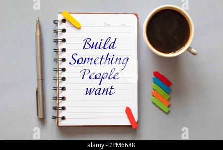 Holzblöcke mit den Worten „Bauen Sie etwas, was die Menschen wollen“. Stockfoto