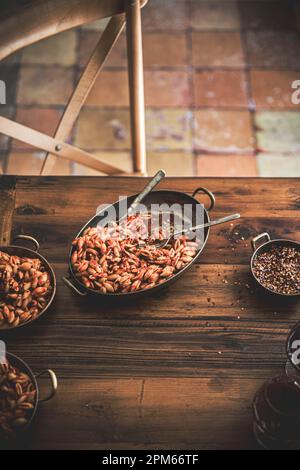 Pasta mit Tomatensoße auf einem Holztisch Stockfoto