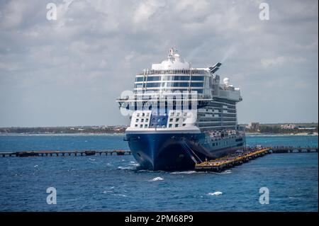 Costa Maya, Mexiko - 28. März 2023: Kreuzfahrtschiff Celebrity Byond im karibischen sean an der Costa Maya im Yucatan. Stockfoto