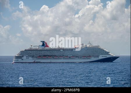 Costa Maya, Mexiko - 28. März 2023: Kreuzfahrtschiff Carnival Breeze in der karibik sean bei Costa Maya in Yucatan. Stockfoto