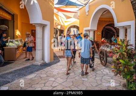 Costa Maya, Mexiko - 3. März 2023: Sehenswürdigkeiten und Ausblicke auf die Einrichtungen am Kreuzfahrtanleger der Costa Maya. Stockfoto