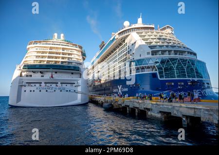 Costa Maya, Mexiko - 3. März 2023: Kreuzfahrtschiffe legen am Kreuzfahrtanleger an der Costa Maya in Yucatan an an. Stockfoto