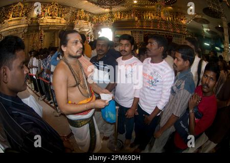 Priester mit Gläubigen bei Deepavali Zeremonie, Sri Veeramakaliamman Tempel, Little India, Singapur Stockfoto