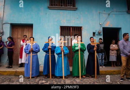 Ixhuacan, Veracruz, Mexiko. 7. April 2023. Die Teilnehmer tragen farbenfrohe Mönchsbademäntel und halten Kreuze, während die Menschen die traditionellen Stationen des Kreuzes während der Heiligen Woche in Ixhuacan feiern und personalisieren. Die Heilige Woche erinnert an die letzte Woche des irdischen Lebens Jesu Christi, die in seiner Kreuzigung am Karfreitag und seiner Auferstehung am Ostersonntag gipfelte. (Kreditbild: © Hector Adolfo Quintanar Perez/ZUMA Press Wire) NUR REDAKTIONELLE VERWENDUNG! Nicht für den kommerziellen GEBRAUCH! Stockfoto