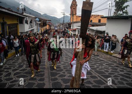 Ixhuacan, Veracruz, Mexiko. 7. April 2023. Ein katholischer Anhänger, gekleidet als Nazarener während der Passion of the Christ Prozession in Ixhuacan, der ein riesiges hölzernes Kreuz für den langen Spaziergang zum „calvary Hill“ zieht, wo er „gekreuzigt“ wird. Die Heilige Woche erinnert an die letzte Woche des irdischen Lebens Jesu Christi, die in seiner Kreuzigung am Karfreitag und seiner Auferstehung am Ostersonntag gipfelte. (Kreditbild: © Hector Adolfo Quintanar Perez/ZUMA Press Wire) NUR REDAKTIONELLE VERWENDUNG! Nicht für den kommerziellen GEBRAUCH! Stockfoto