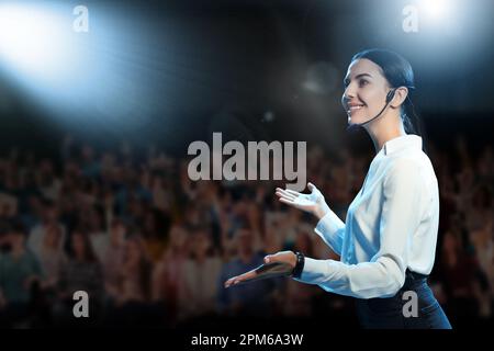 Motivationslautsprecher mit Headset, das auf der Bühne läuft Stockfoto