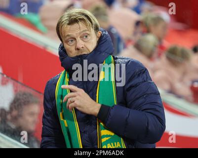 London, Großbritannien. 11. April 2023. Tony Gustavsson Manager von Australia Women beim Women's International Friendly Soccer Match zwischen England Women und Australia Women im GTECH Community Stadium in London, Großbritannien, 11. April 2023. Kredit: Action Foto Sport/Alamy Live News Stockfoto