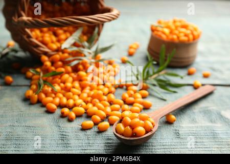 Reife Sanddornbeeren auf blauem Holztisch Stockfoto