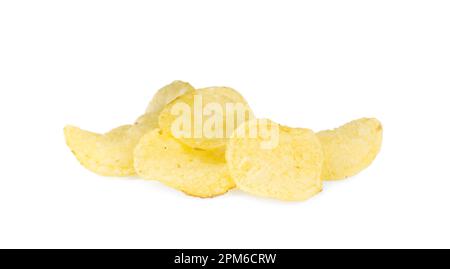 Ein Haufen leckerer Kartoffelchips auf weißem Hintergrund Stockfoto