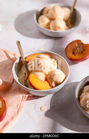 Gefrorener Nektarine-Joghurt in drei Schüsseln Stockfoto
