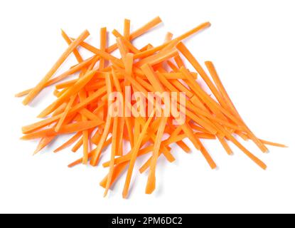 Ein Haufen köstlicher Karottenstäbchen, isoliert auf weißem Boden, Draufsicht Stockfoto