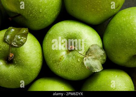 Grüne Äpfel und Wassertröpfchen Stockfoto