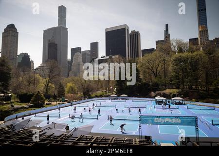 Blick auf die Pickleball-Plätze der Wollman Rink in Central Park, New York, NY, 11. April 2023. Die 14 Plätze, die als Kreuzung aus Tennis, Wiffle Ball und Badminton beschrieben werden, sind von April bis Oktober von 7:00 BIS 9:00 Uhr für die Öffentlichkeit zugänglich. (Foto Vanessa Carvalho) Kredit: Brazil Photo Press/Alamy Live News Stockfoto