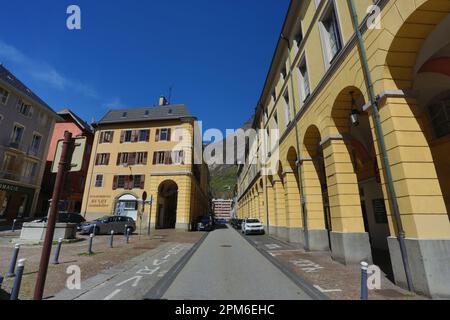 Saint-Jean-de-Maurienne : Rue de la République et ses Arcades Stockfoto