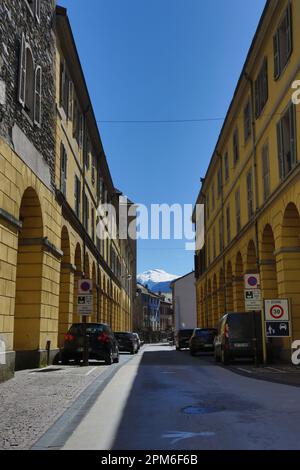 Saint-Jean-de-Maurienne : Rue de la République et ses Arcades Stockfoto