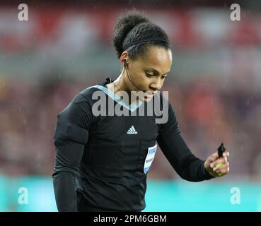 Schiedsrichter Natalie Simon (USA) während des Women's International Friendly Fussballspiels zwischen England Women und Australia Women im GTECH Community Stadi Stockfoto