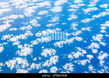 Hohe cirrocumuluswolken über dem blauen Meer Stockfoto