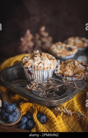 Kürbis- und Blaubeeren-Muffins in einem Backblech Stockfoto