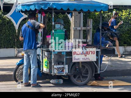 SAMUT PRAKAN, THAILAND, JANUAR 21 2023, Eine Frau verkauft gegrilltes Schweinefleisch von einem mobilen Stand auf der Straße Stockfoto