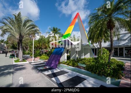 Miami Beach, Florida - 1. April 2023 - regenbogenfarbenes Gebäude in der Lincoln Road Mall in Miami Beach, Florida am sonnigen April Morgen. Stockfoto