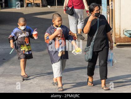 SAMUT PRAKAN, THAILAND, 07 2023. April, die Frau geht mit den Jungs vom Markt Stockfoto