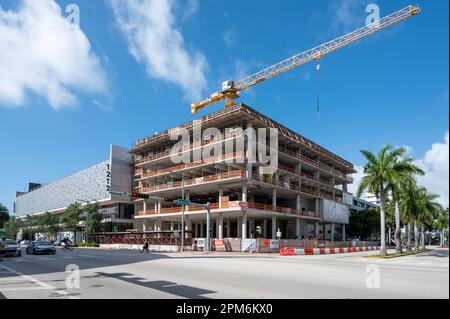 Miami Beach, Florida - 1. April 2023 - Gebäude wird an der Ecke Alton Road und Lincoln Road am sonnigen April Morgen gebaut. Stockfoto