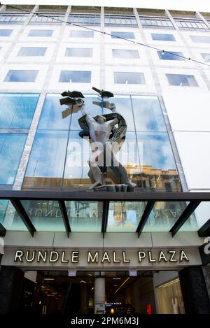 Adelaide, Australien - 1. Mai 2022: Rundle Mall Plaza Shopping Center Stockfoto