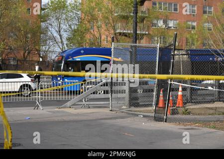 Die Gegend ist von einem Tatortband umgeben. Gegen 5:21 Uhr Eastern Time, die Polizei reagierte auf einen 911-Uhr-Anruf eines Mannes, der in einem Park an der West 145 Street und der Lenox Avenue erstochen wurde, innerhalb der Grenzen des 32. Reviers. Bei der Ankunft beobachteten die Beamten einen 61-jährigen Mann mit einer Stichwunde in der Brust. Der Rettungsdienst reagierte auf den Ort und transportierte das Opfer ins Harlem Krankenhaus, wo er für tot erklärt wurde. Ein 63-jähriger Mann wurde in Gewahrsam genommen, Anklage steht noch aus. Die Untersuchung ist derzeit noch nicht abgeschlossen. Der Verstorbene wurde als 61-jähriger Mann identifiziert, Pressie Taylor. Stockfoto