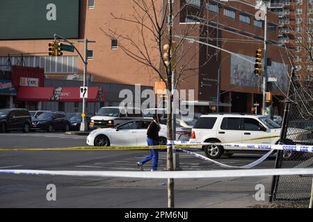 Die Gegend ist von einem Tatortband umgeben. Gegen 5:21 Uhr Eastern Time, die Polizei reagierte auf einen 911-Uhr-Anruf eines Mannes, der in einem Park an der West 145 Street und der Lenox Avenue erstochen wurde, innerhalb der Grenzen des 32. Reviers. Bei der Ankunft beobachteten die Beamten einen 61-jährigen Mann mit einer Stichwunde in der Brust. Der Rettungsdienst reagierte auf den Ort und transportierte das Opfer ins Harlem Krankenhaus, wo er für tot erklärt wurde. Ein 63-jähriger Mann wurde in Gewahrsam genommen, Anklage steht noch aus. Die Untersuchung ist derzeit noch nicht abgeschlossen. Der Verstorbene wurde als 61-jähriger Mann identifiziert, Pressie Taylor. Stockfoto