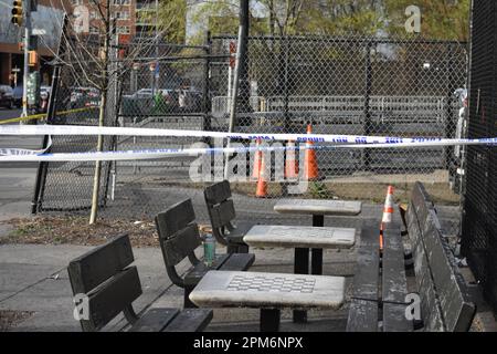 Die Gegend ist von einem Tatortband umgeben. Gegen 5:21 Uhr Eastern Time, die Polizei reagierte auf einen 911-Uhr-Anruf eines Mannes, der in einem Park an der West 145 Street und der Lenox Avenue erstochen wurde, innerhalb der Grenzen des 32. Reviers. Bei der Ankunft beobachteten die Beamten einen 61-jährigen Mann mit einer Stichwunde in der Brust. Der Rettungsdienst reagierte auf den Ort und transportierte das Opfer ins Harlem Krankenhaus, wo er für tot erklärt wurde. Ein 63-jähriger Mann wurde in Gewahrsam genommen, Anklage steht noch aus. Die Untersuchung ist derzeit noch nicht abgeschlossen. Der Verstorbene wurde als 61-jähriger Mann identifiziert, Pressie Taylor. (Foto b Stockfoto