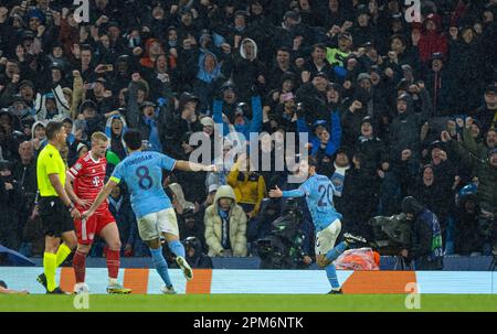 Manchester, Großbritannien. 11. April 2023. Bernardo Silva (1. R) von Manchester City feiert das Spiel, nachdem er am 11. April 2023 beim UEFA Champions League-Viertelfinale der ersten Teilstrecke zwischen Manchester City und Bayern München in Manchester ein Tor geschossen hat. Kredit: Xinhua/Alamy Live News Stockfoto