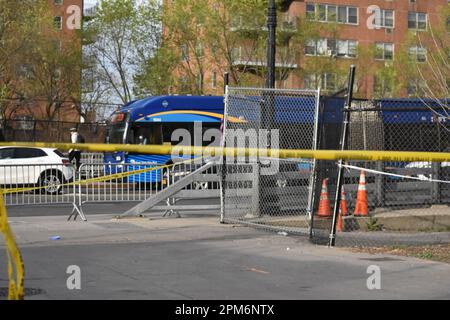 Die Gegend ist von einem Tatortband umgeben. Gegen 5:21 Uhr Eastern Time, die Polizei reagierte auf einen 911-Uhr-Anruf eines Mannes, der in einem Park an der West 145 Street und der Lenox Avenue erstochen wurde, innerhalb der Grenzen des 32. Reviers. Bei der Ankunft beobachteten die Beamten einen 61-jährigen Mann mit einer Stichwunde in der Brust. Der Rettungsdienst reagierte auf den Ort und transportierte das Opfer ins Harlem Krankenhaus, wo er für tot erklärt wurde. Ein 63-jähriger Mann wurde in Gewahrsam genommen, Anklage steht noch aus. Die Untersuchung ist derzeit noch nicht abgeschlossen. Der Verstorbene wurde als 61-jähriger Mann identifiziert, Pressie Taylor. (Foto b Stockfoto