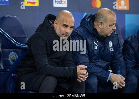 Manchester, Großbritannien. 11. April 2023. Pep Guardiola (L), Cheftrainer von Manchester City, reagiert vor dem Viertelfinale der UEFA Champions League im ersten Spiel der ersten Teilstrecke zwischen Manchester City und Bayern München am 11. April 2023 in Manchester, Großbritannien. Kredit: Xinhua/Alamy Live News Stockfoto