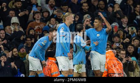 Manchester, Großbritannien. 11. April 2023. Der Rodri (1. R) von Manchester City feiert sein erstes Tor beim UEFA Champions League -Viertelfinale der ersten Teilstrecke zwischen Manchester City und Bayern München am 11. April 2023 in Manchester, Großbritannien. Kredit: Xinhua/Alamy Live News Stockfoto