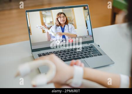 Telemedizin und Home Healthcare Konzept der telemedizinischen Videokonferenz mit Arzt online. Behandlung und Beratung: Therapieberatung für virtuelles Meeting Stockfoto